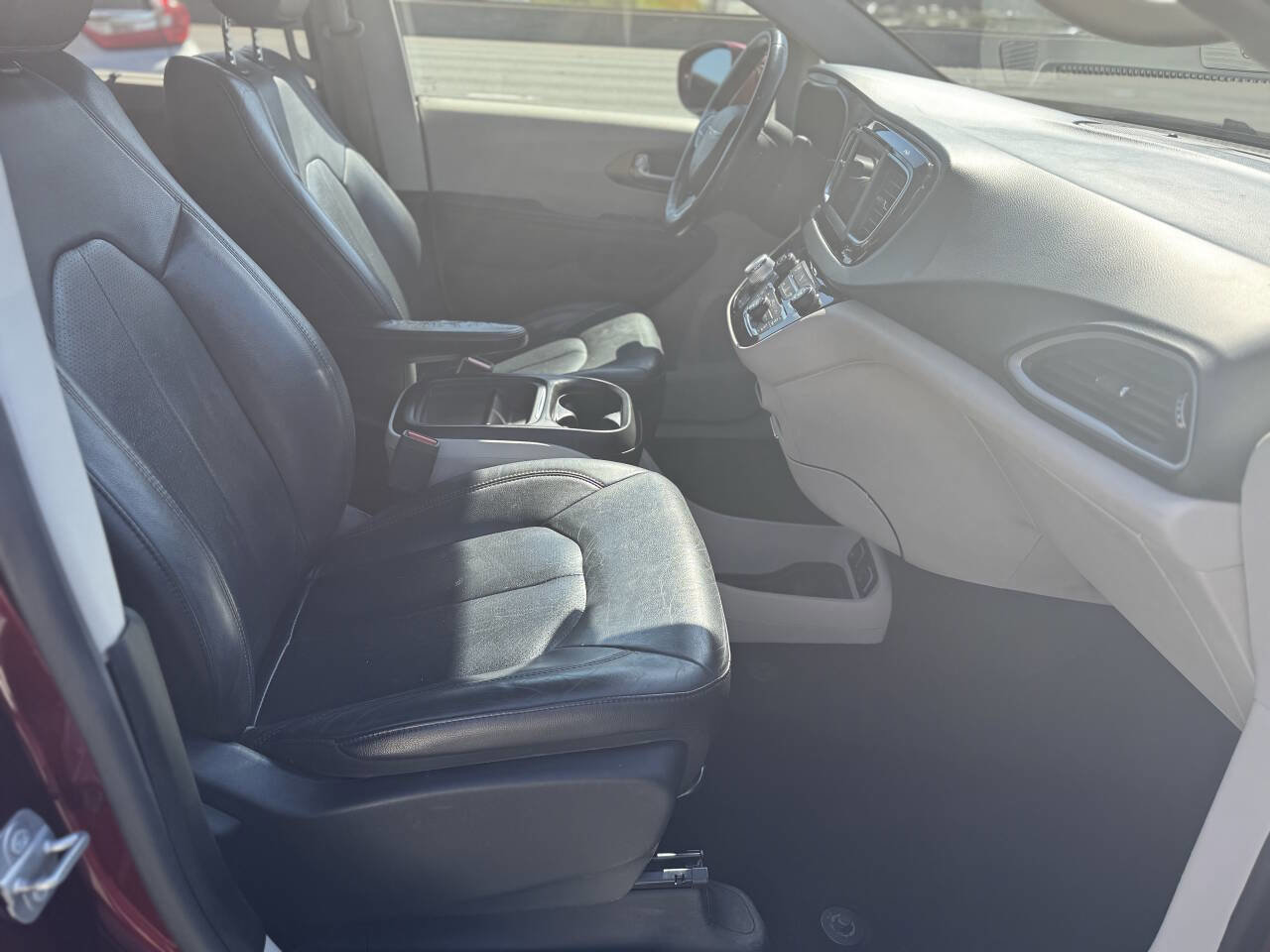 Used 2019 Chrysler Pacifica Touring-L FWD image 18