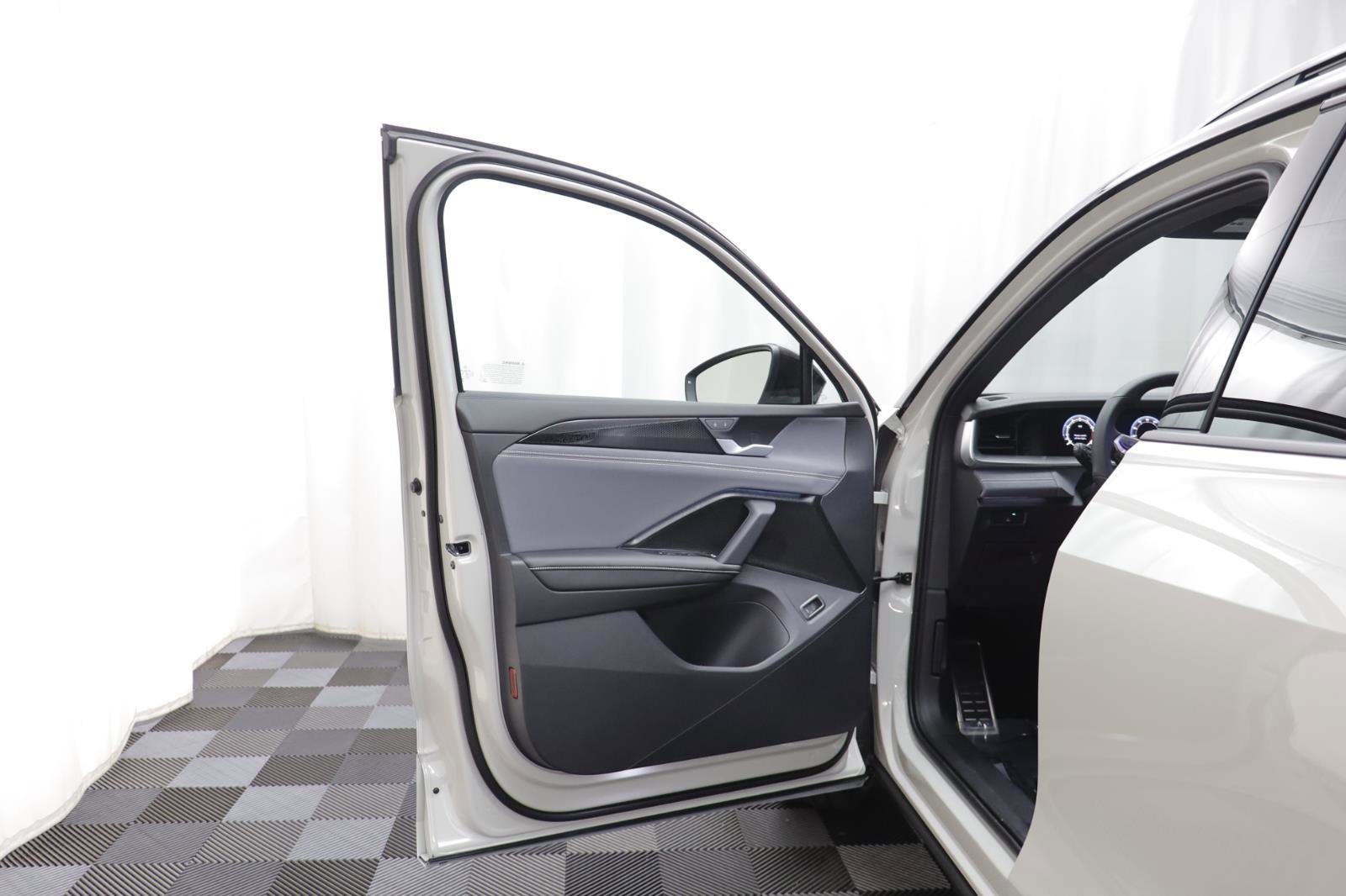 New 2026 Volkswagen Tiguan SE R-Line image 4