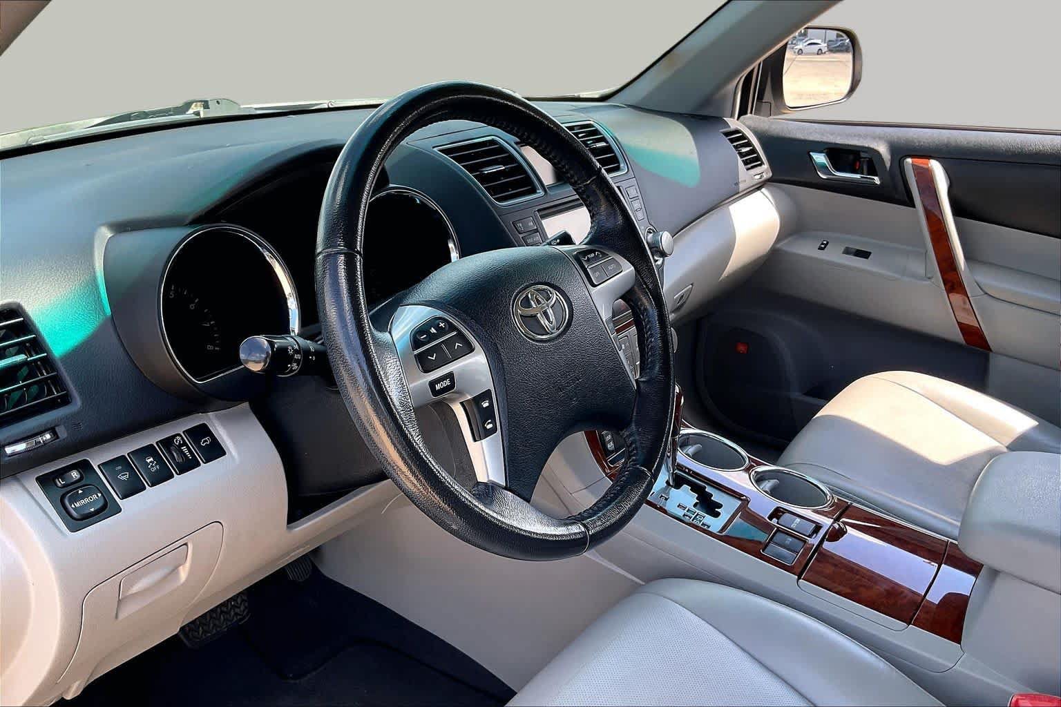 Used 2012 Toyota Highlander Limited w/ Tow Pkg FWD image 16