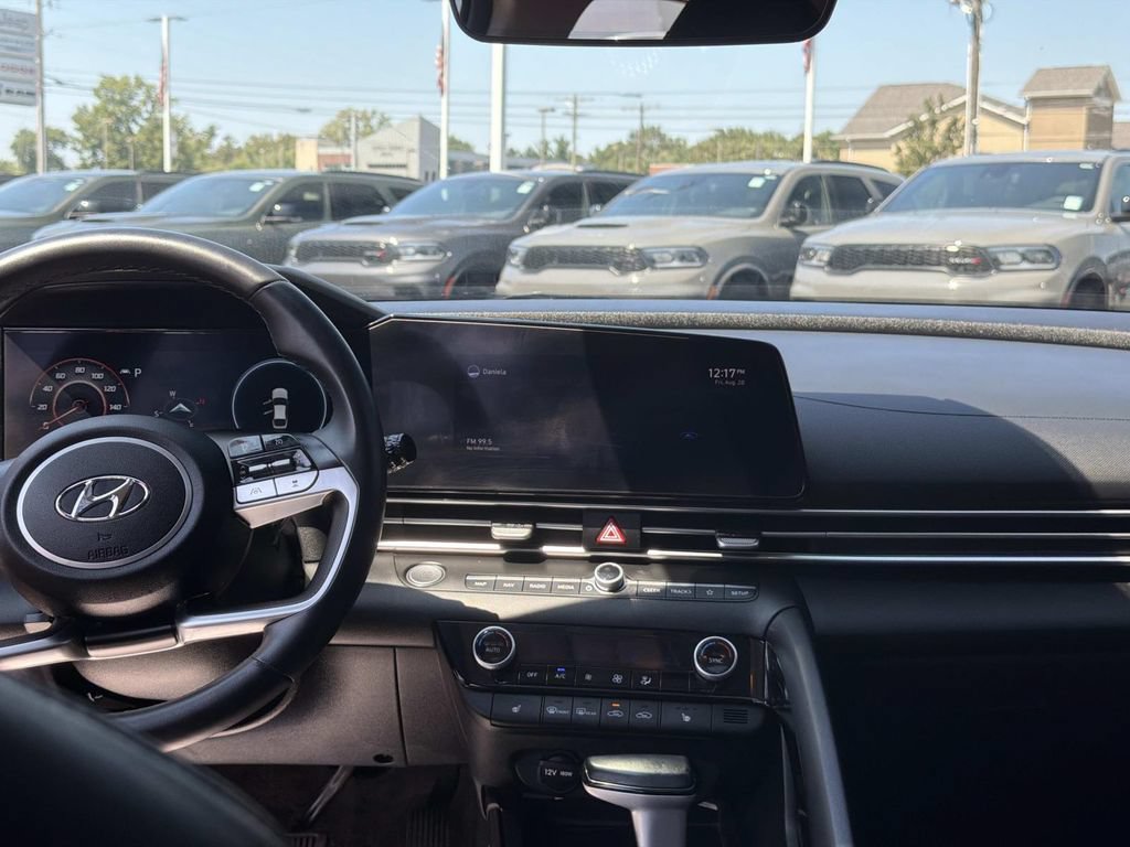 Used 2022 Hyundai Elantra Limited FWD image 19