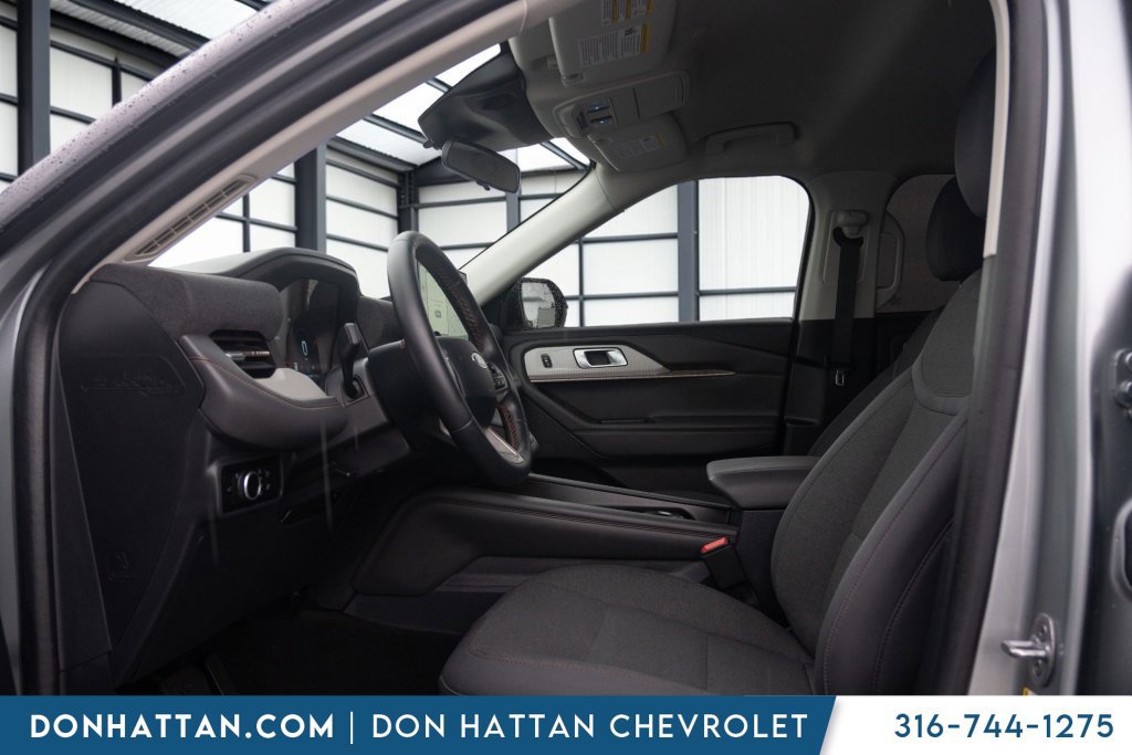 Used 2025 Ford Explorer Active AWD/4WD image 3