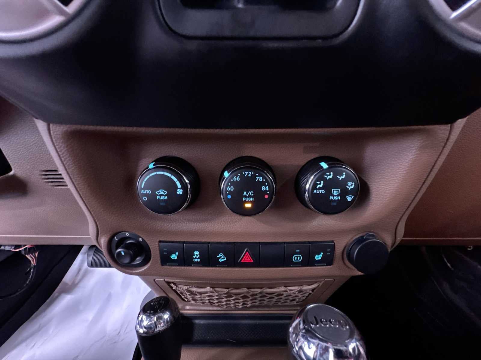 Used 2012 Jeep Wrangler Unlimited Rubicon w/ Connectivity Group AWD/4WD image 27