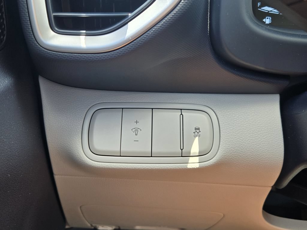 Certified 2026 Hyundai Venue SEL FWD image 28