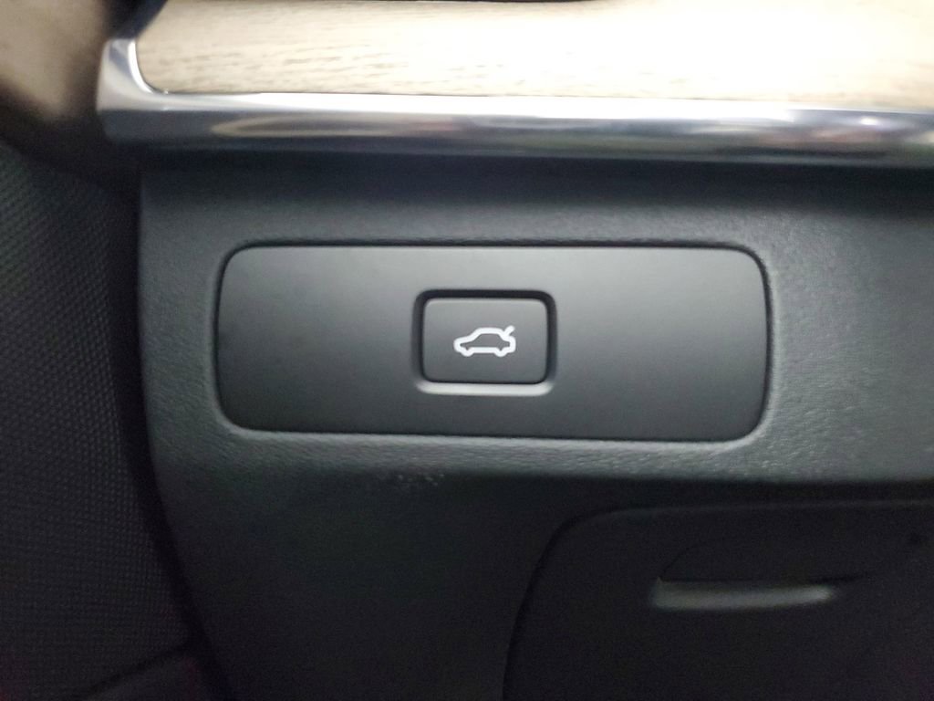 Certified 2025 Volvo XC90 B6 Plus image 37