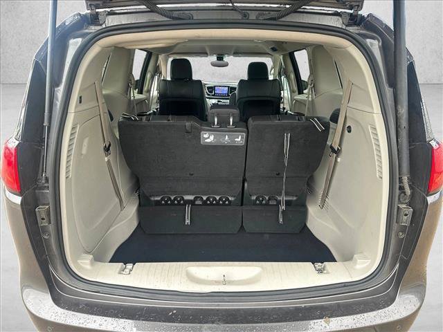 Used 2017 Chrysler Pacifica Touring-L FWD image 6