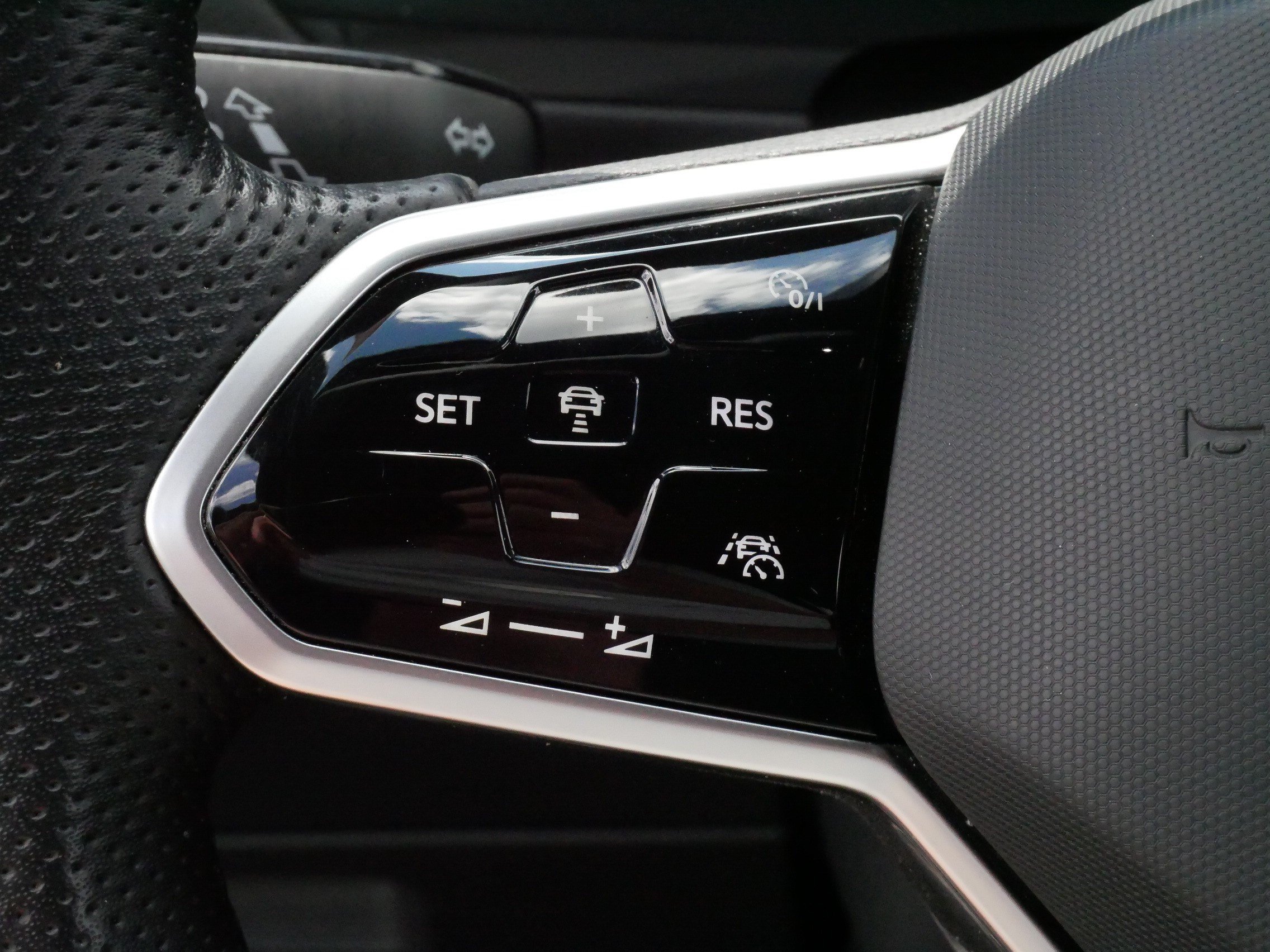 Certified 2022 Volkswagen Tiguan SE R-Line AWD/4WD image 26