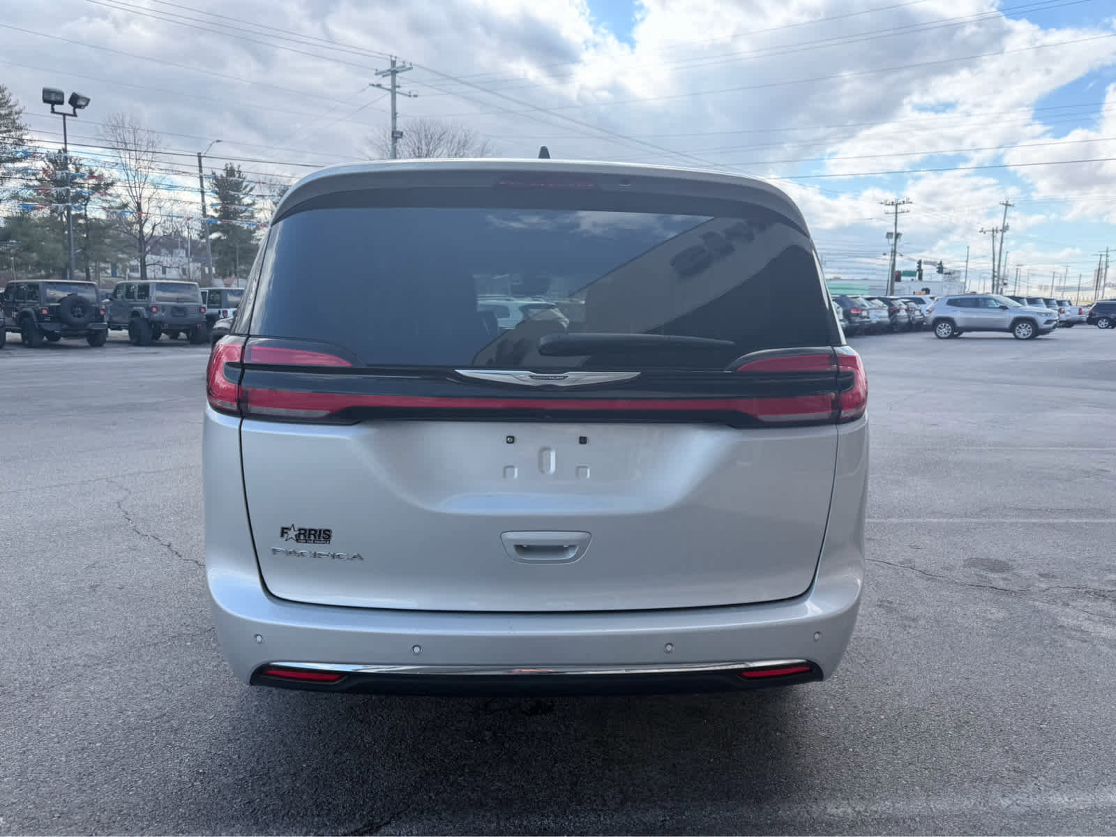 Used 2023 Chrysler Pacifica Touring-L image 9