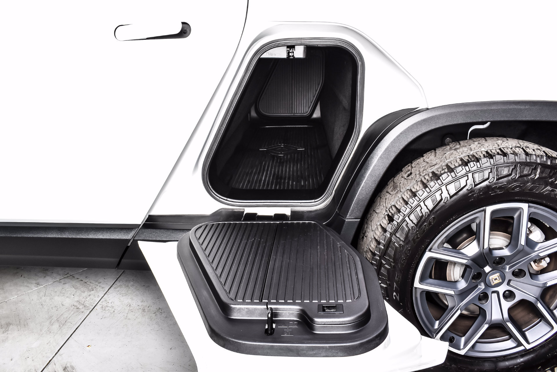 Used 2023 Rivian R1T Adventure Dual AWD/4WD image 19