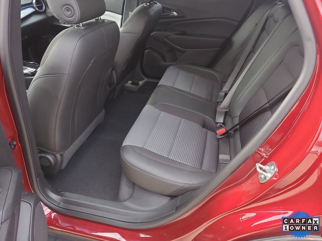 Used 2025 Chevrolet Trax LT w/ LT Convenience Package image 9