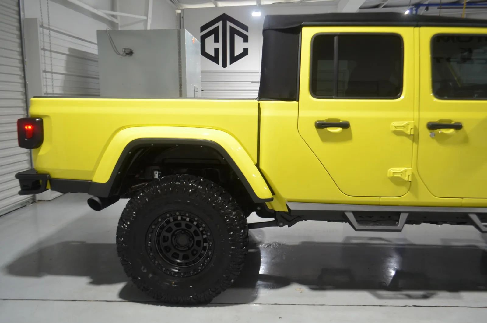 Used 2023 Jeep Gladiator Sport image 8