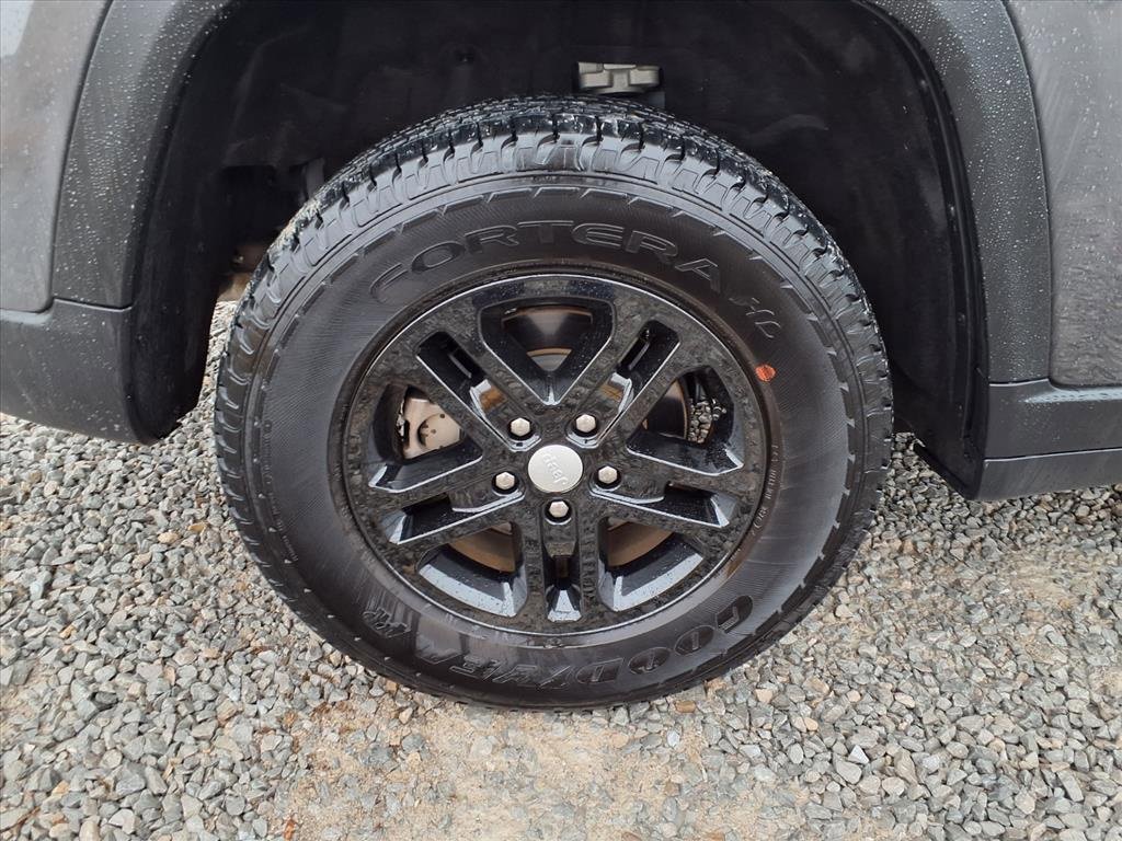 Used 2024 Jeep Grand Cherokee Laredo image 32