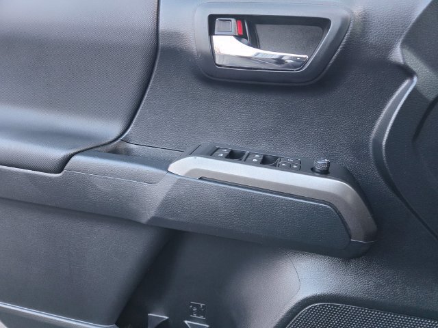 Certified 2019 Toyota Tacoma TRD Off-Road w/ Technology Package AWD/4WD image 21