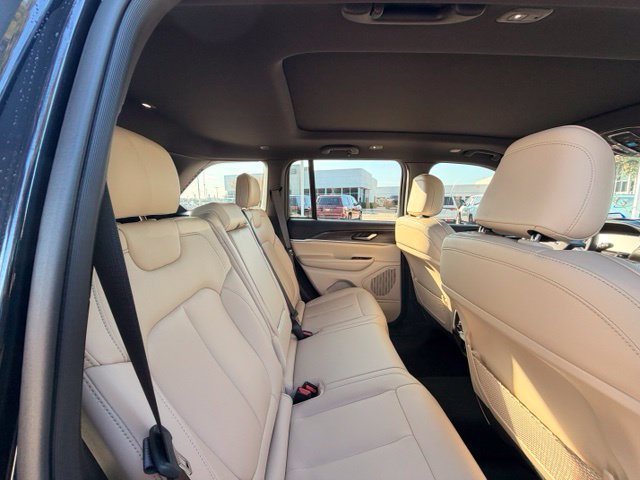 Used 2023 Jeep Grand Cherokee Limited AWD/4WD image 9