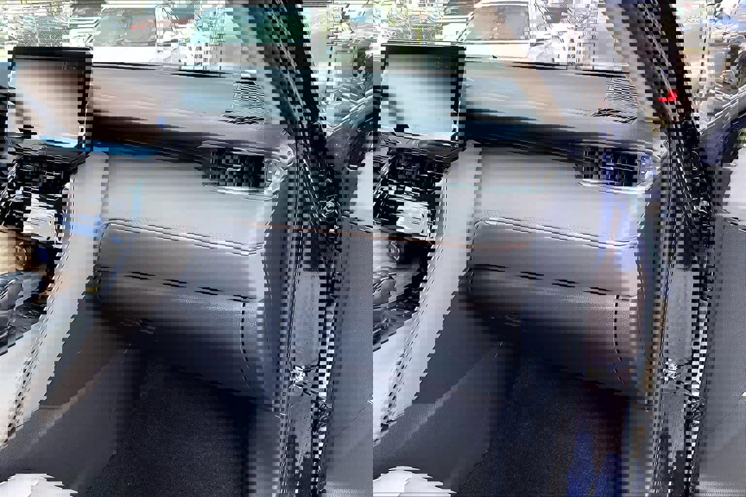 Used 2022 Toyota Venza XLE image 17