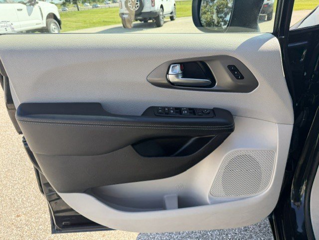 Used 2023 Chrysler Pacifica Touring-L FWD image 11