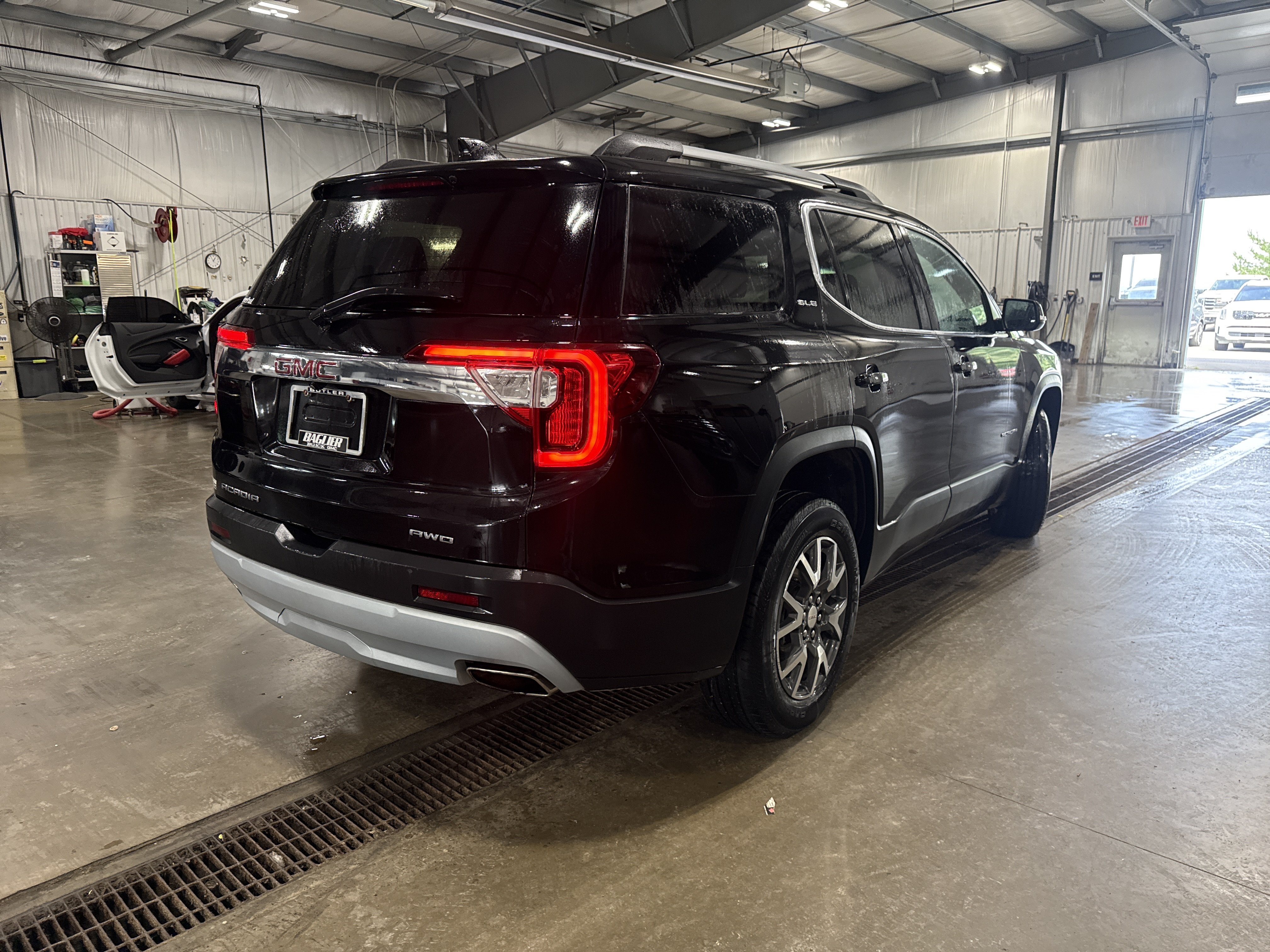 Used 2023 GMC Acadia SLE w/ Driver Convenience Package AWD/4WD image 3