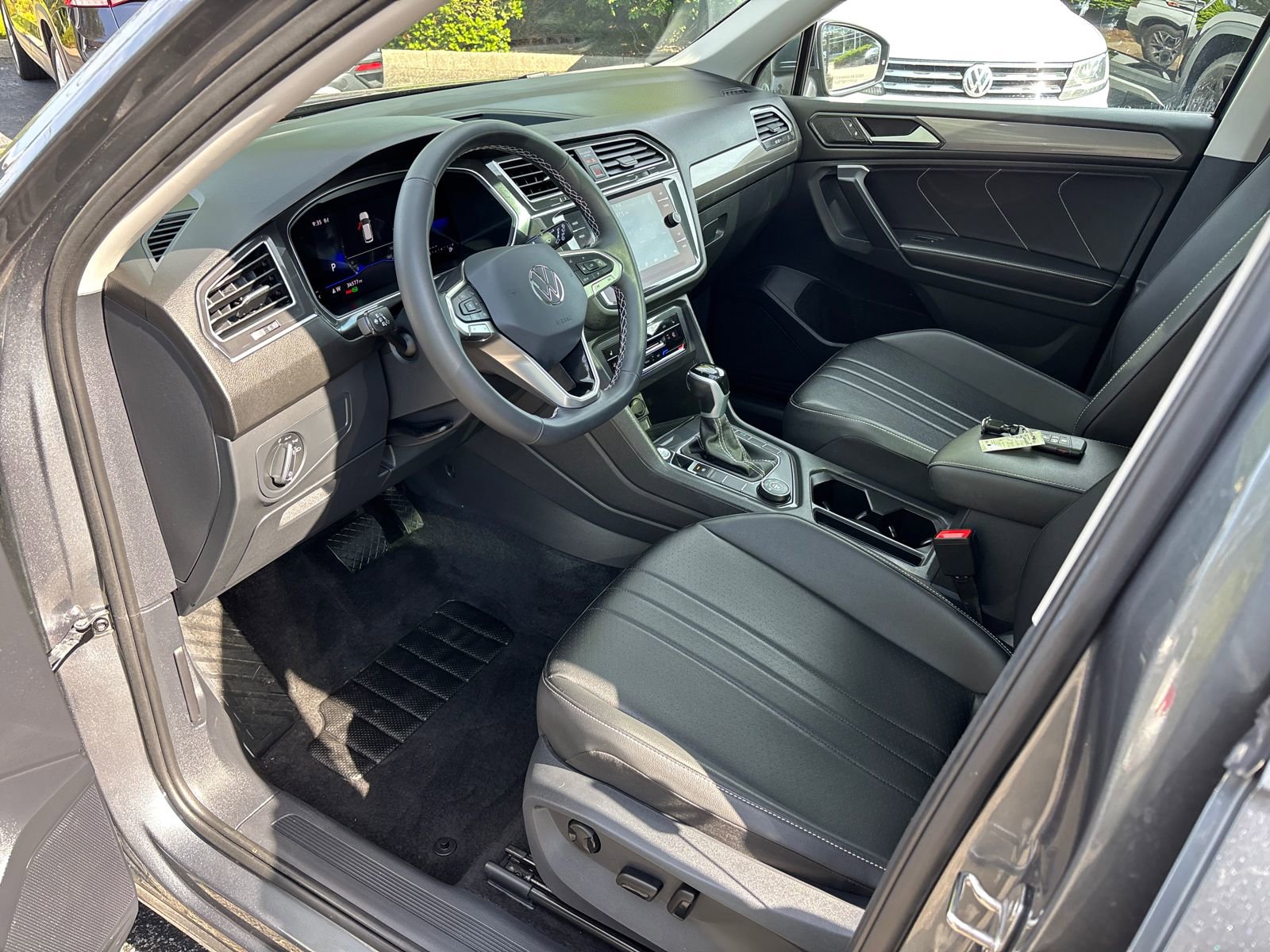 Certified 2024 Volkswagen Tiguan SE AWD/4WD image 24