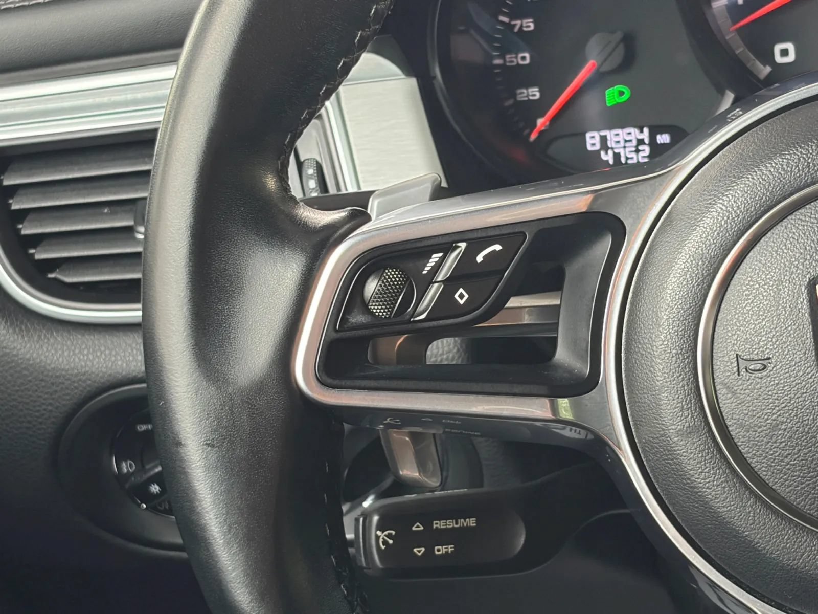 Used 2017 Porsche Macan Turbo AWD/4WD image 30