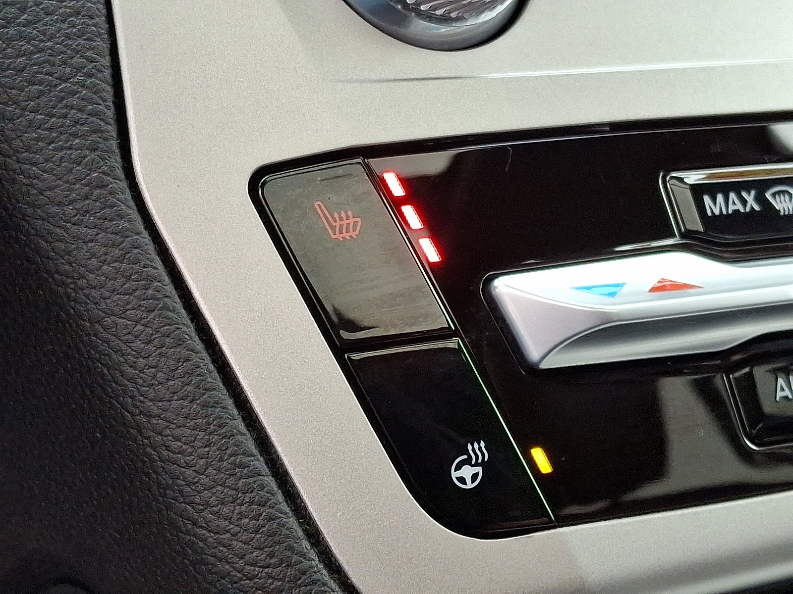 Certified 2022 Ford Explorer XLT w/ Equipment Group 202A image 28