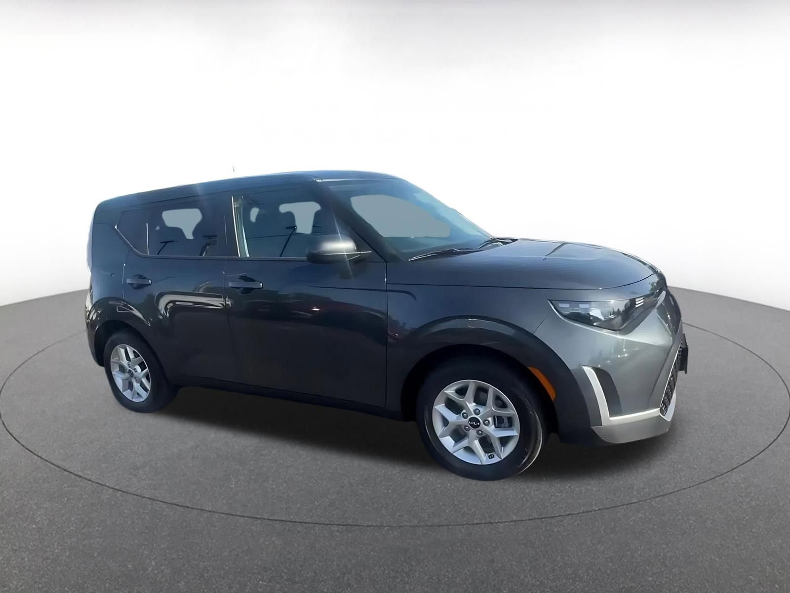 Used 2025 Kia Soul LX w/ LX Technology Package FWD image 2