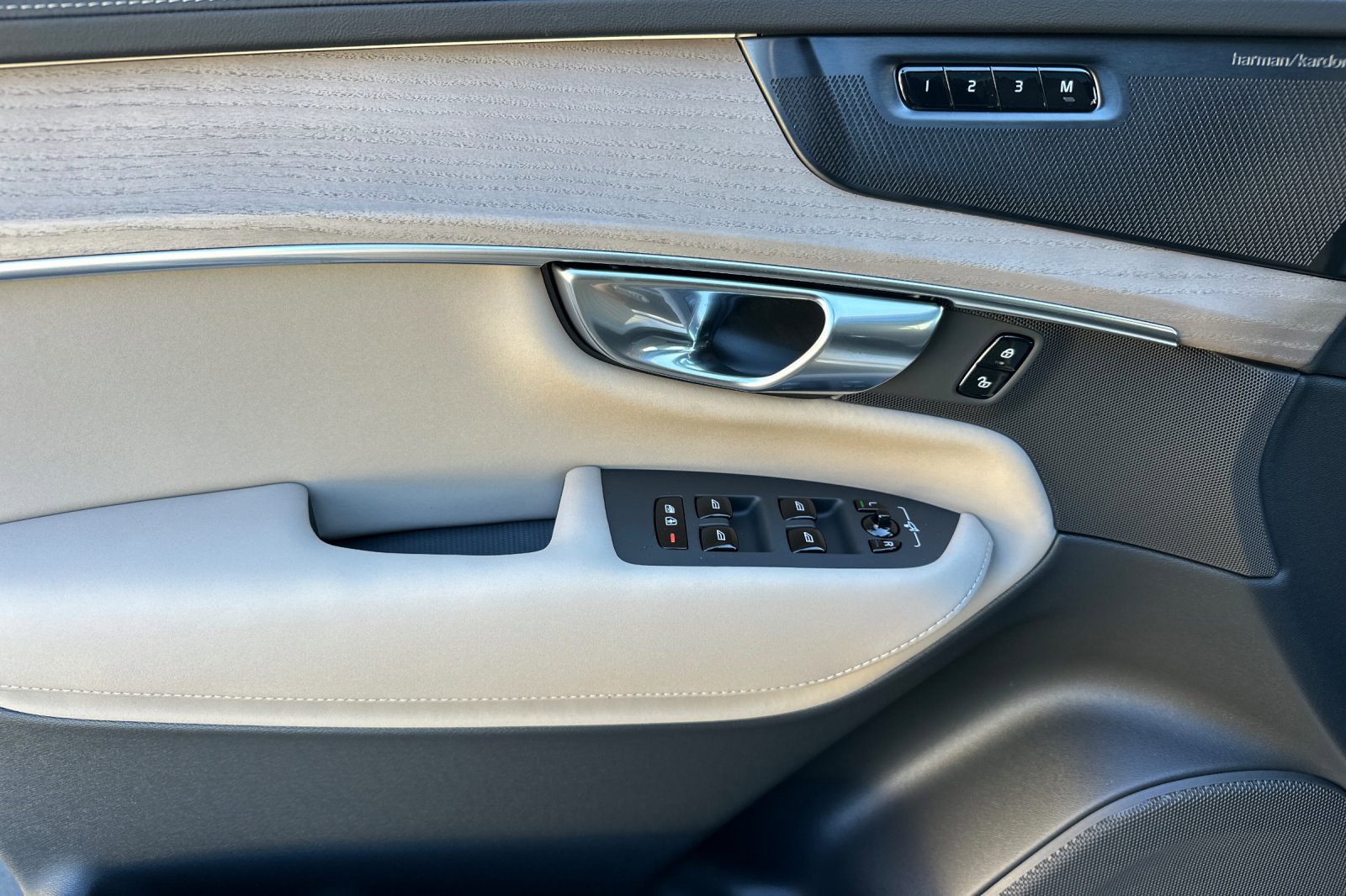 New 2026 Volvo XC90 B6 Plus image 9