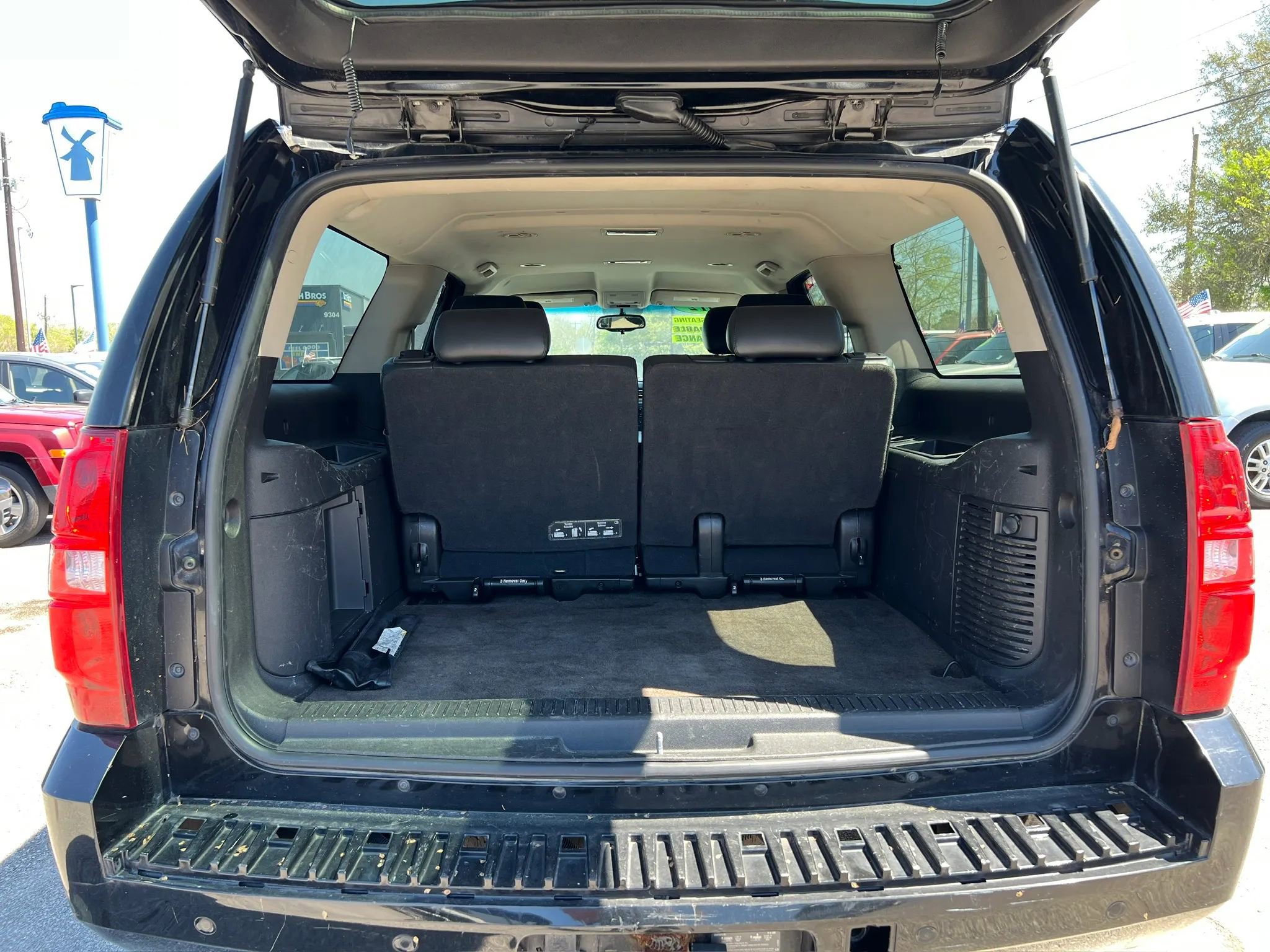 Used 2012 Chevrolet Suburban LT RWD image 23