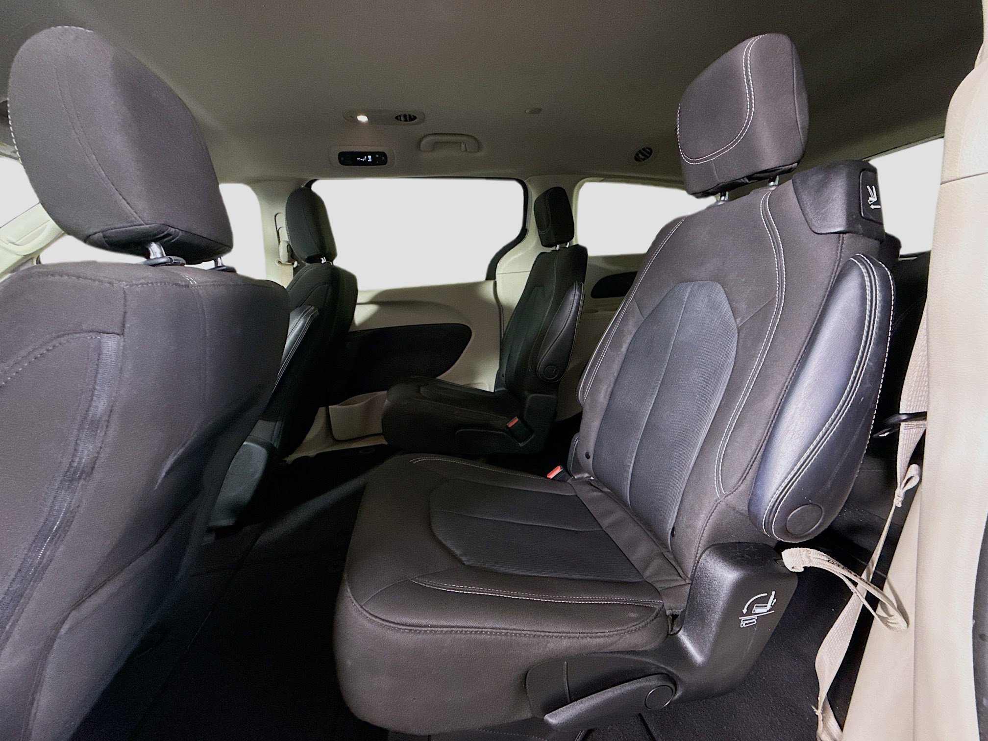 Used 2022 Chrysler Voyager LX FWD image 25