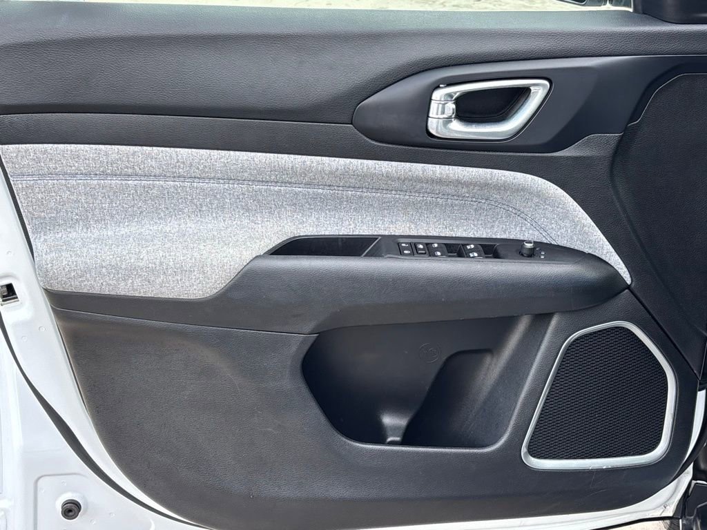 Used 2023 Jeep Compass Latitude image 11