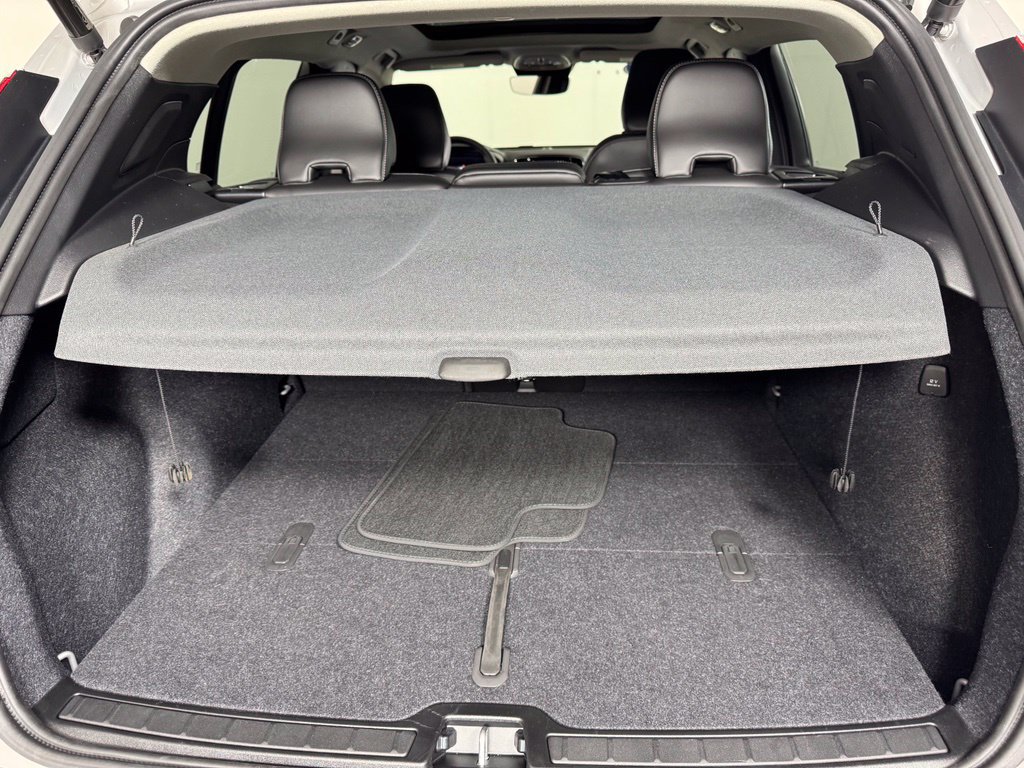 Certified 2025 Volvo XC40 B5 Plus AWD/4WD image 10