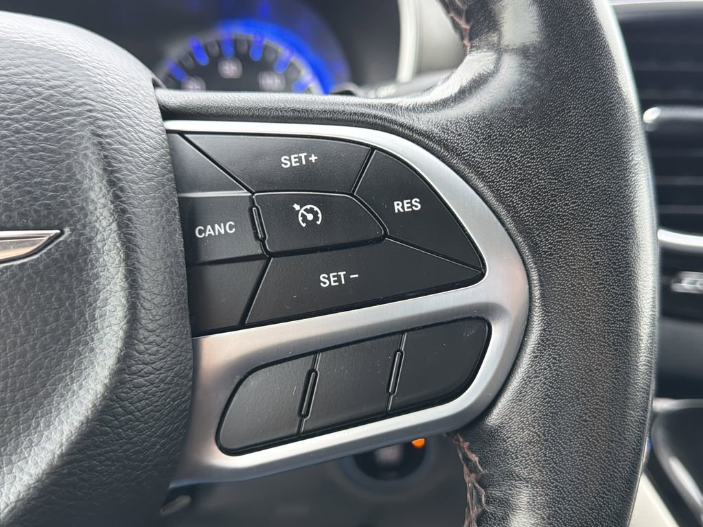 Used 2020 Chrysler Pacifica Touring-L image 12