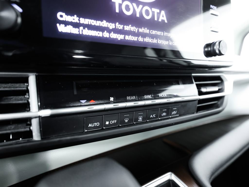 Used 2023 Toyota Sienna LE AWD/4WD image 28