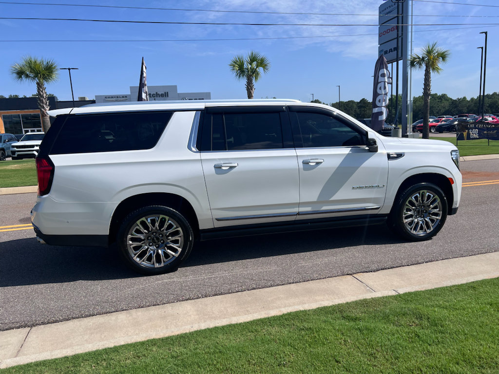 Used 2023 GMC Yukon XL Denali Ultimate AWD/4WD image 3