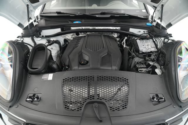 Certified 2026 Porsche Macan AWD/4WD image 4