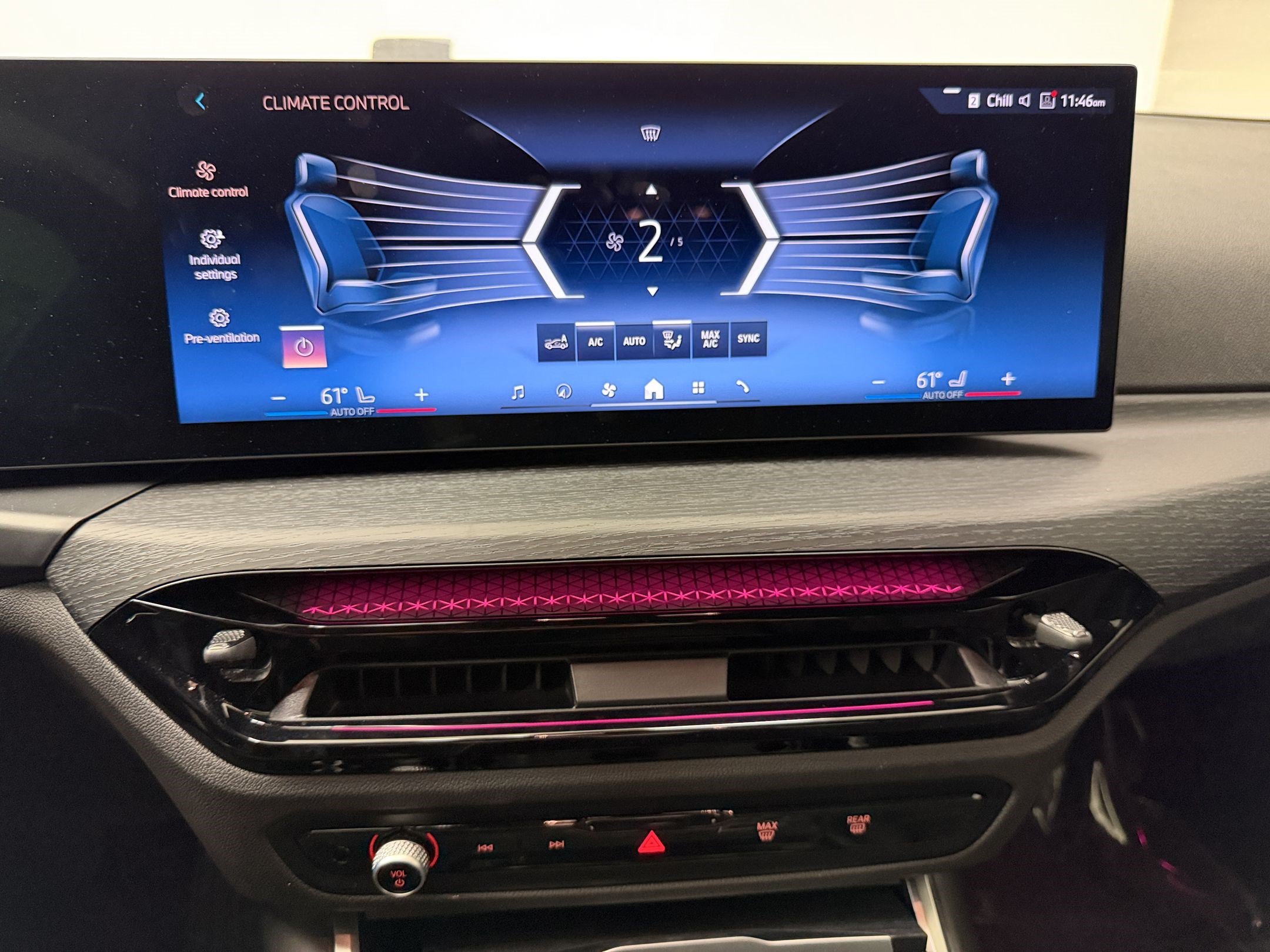 Used 2025 BMW 230i Coupe w/ Convenience Package RWD image 21