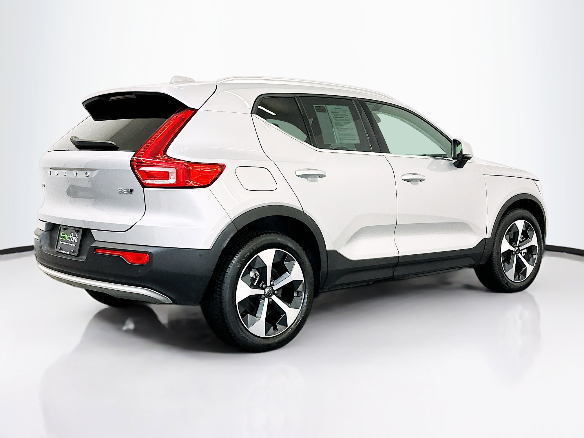 Used 2025 Volvo XC40 B5 Plus image 9