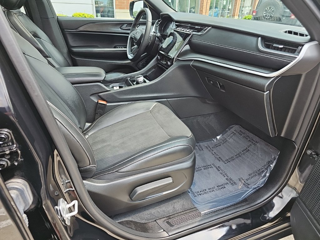 Certified 2025 Jeep Grand Cherokee Altitude AWD/4WD image 26