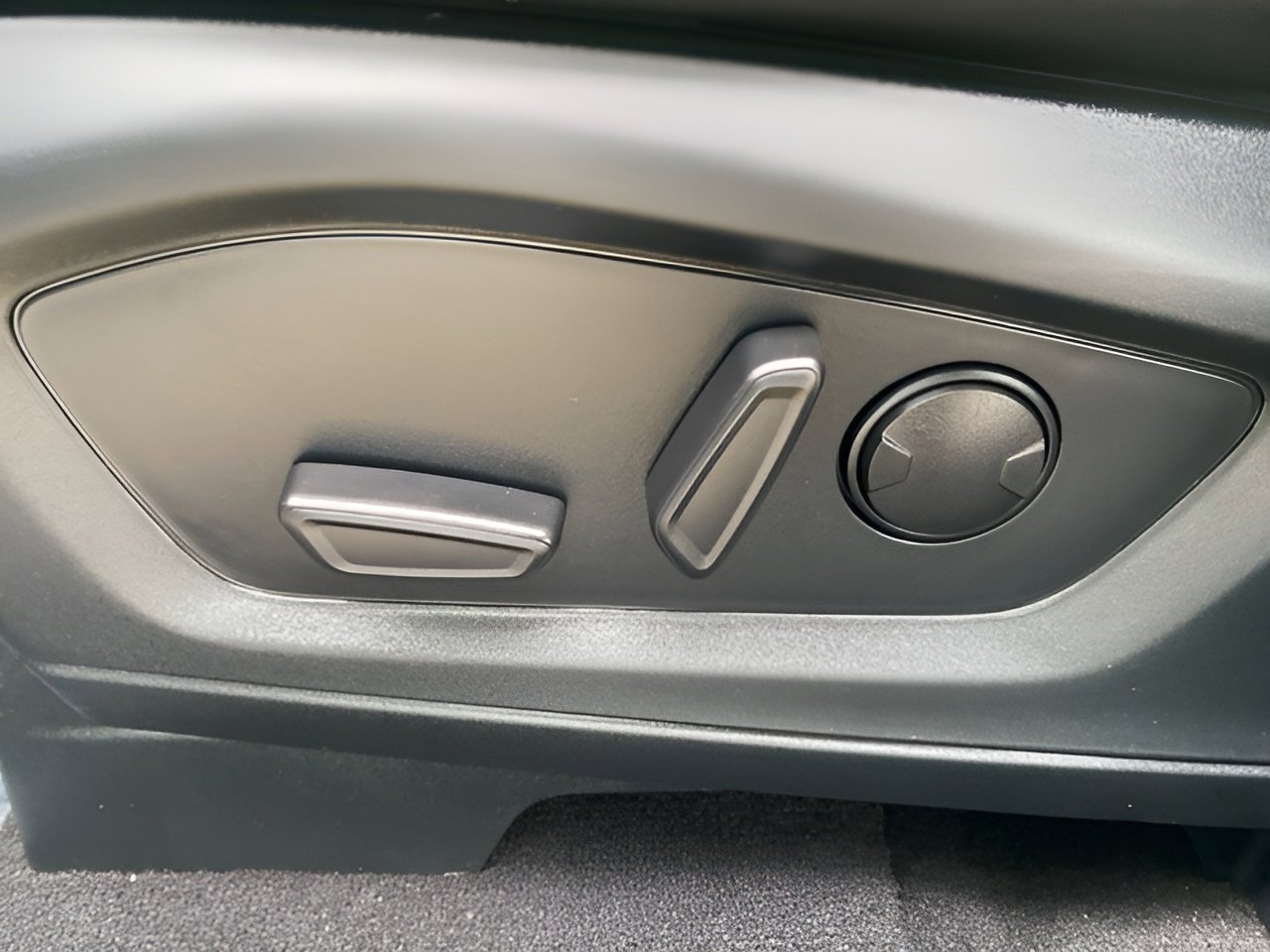 Used 2023 Ford Explorer XLT w/ Equipment Group 202A image 39