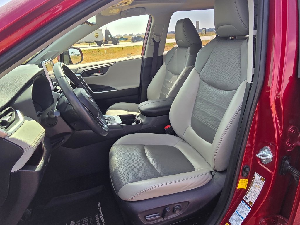 Used 2019 Toyota RAV4 Limited w/ Cold Weather Package AWD/4WD image 13