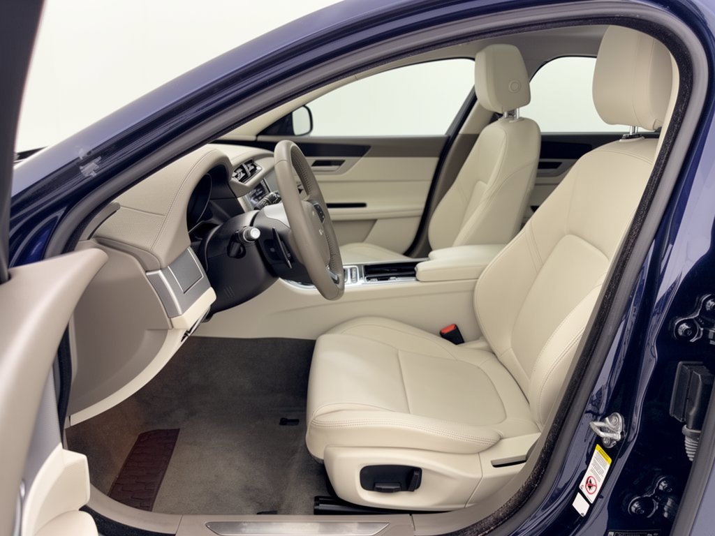 Used 2018 Jaguar XF Premium RWD image 5