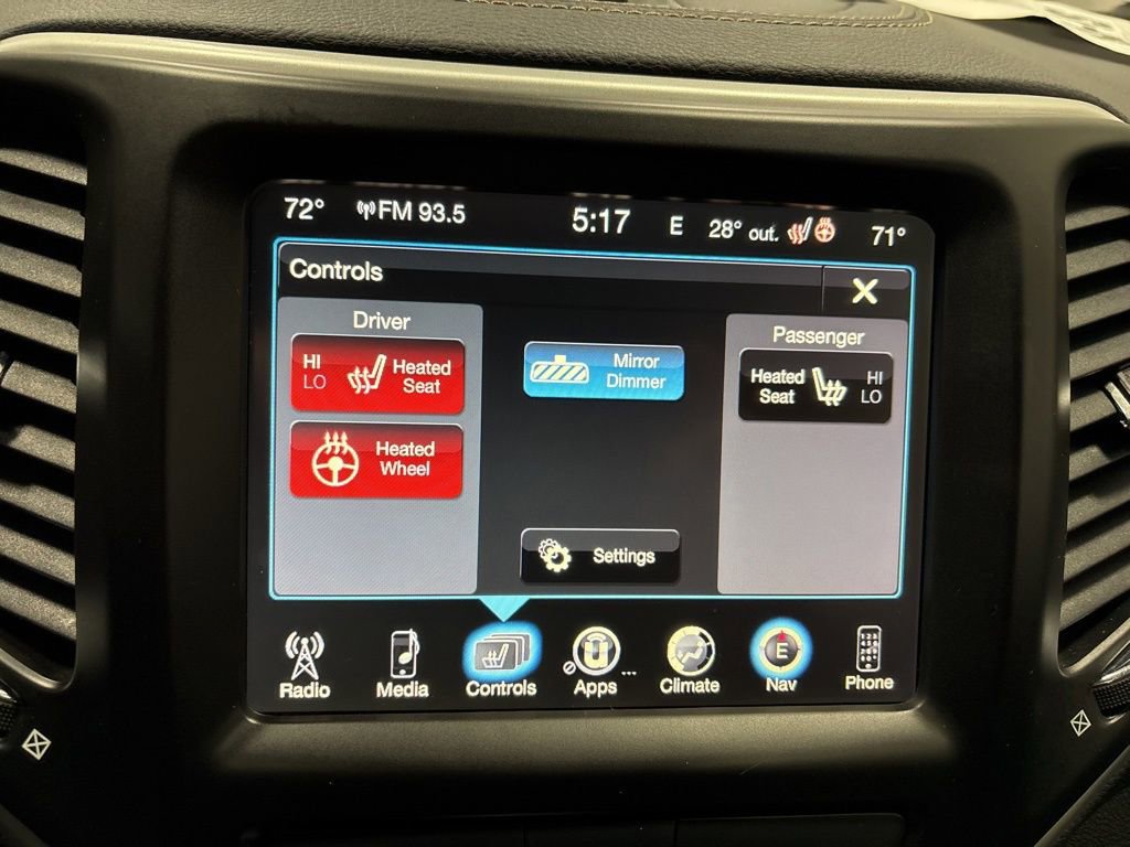 Used 2018 Jeep Cherokee Latitude Plus w/ Comfort/Convenience Group image 4