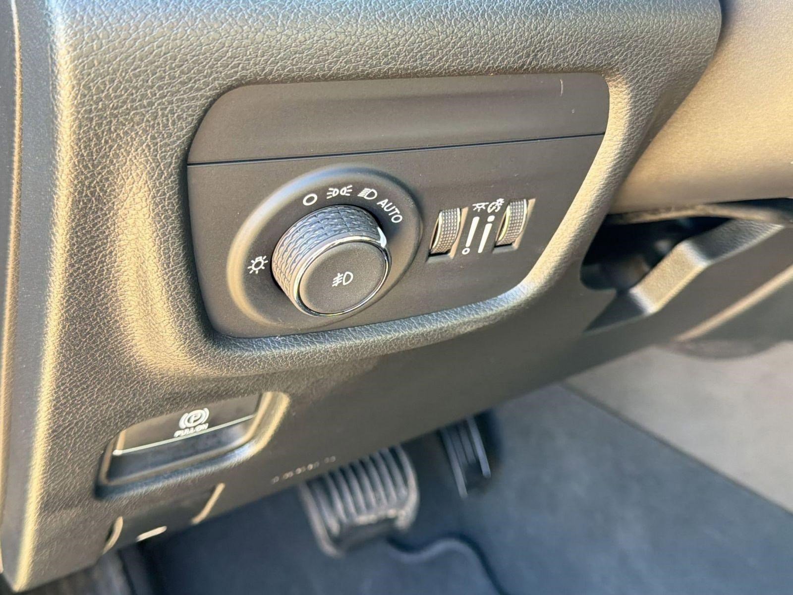 Used 2025 Jeep Grand Cherokee Limited image 19