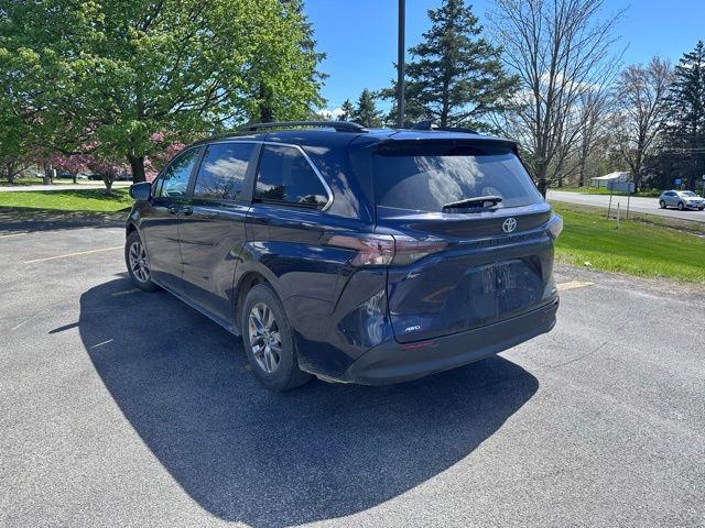 Used 2024 Toyota Sienna LE AWD/4WD image 5