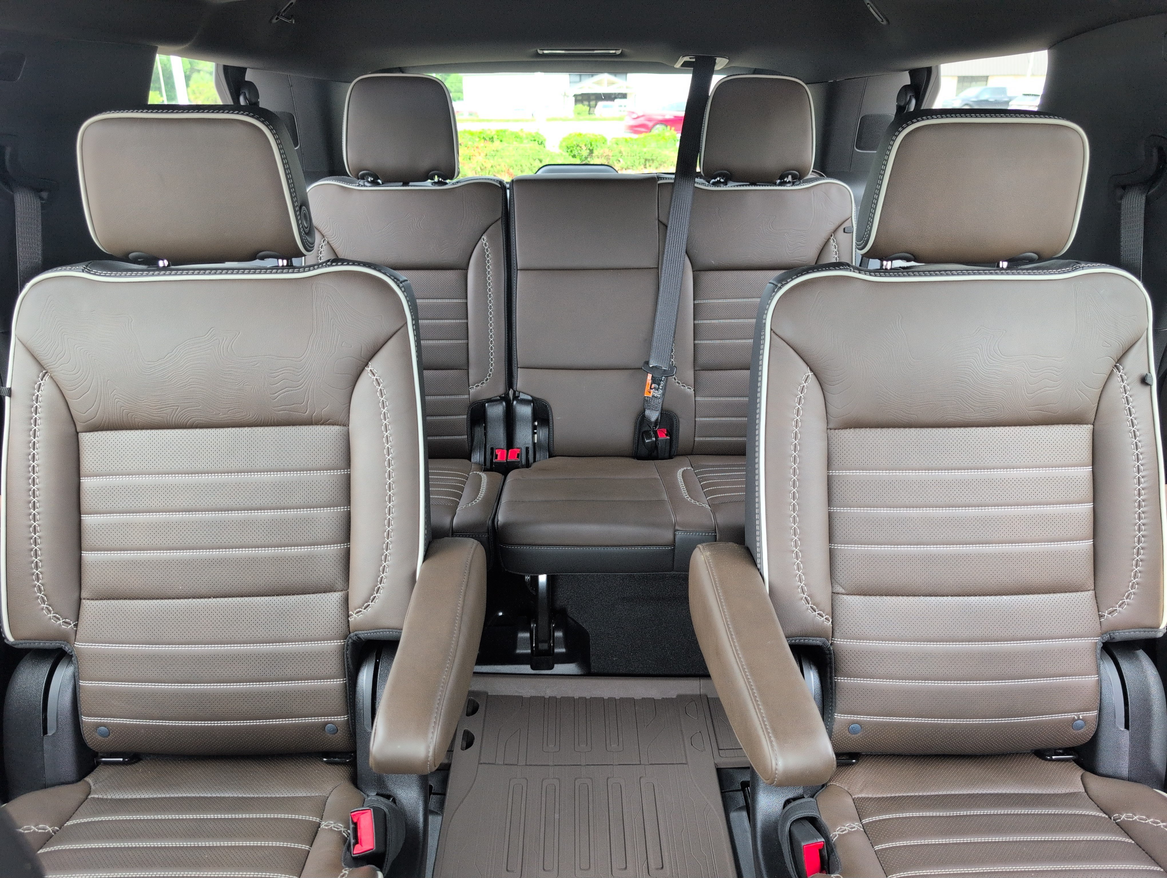 Used 2025 GMC Yukon Denali Ultimate w/ LPO, Floor Liner Package AWD/4WD image 30