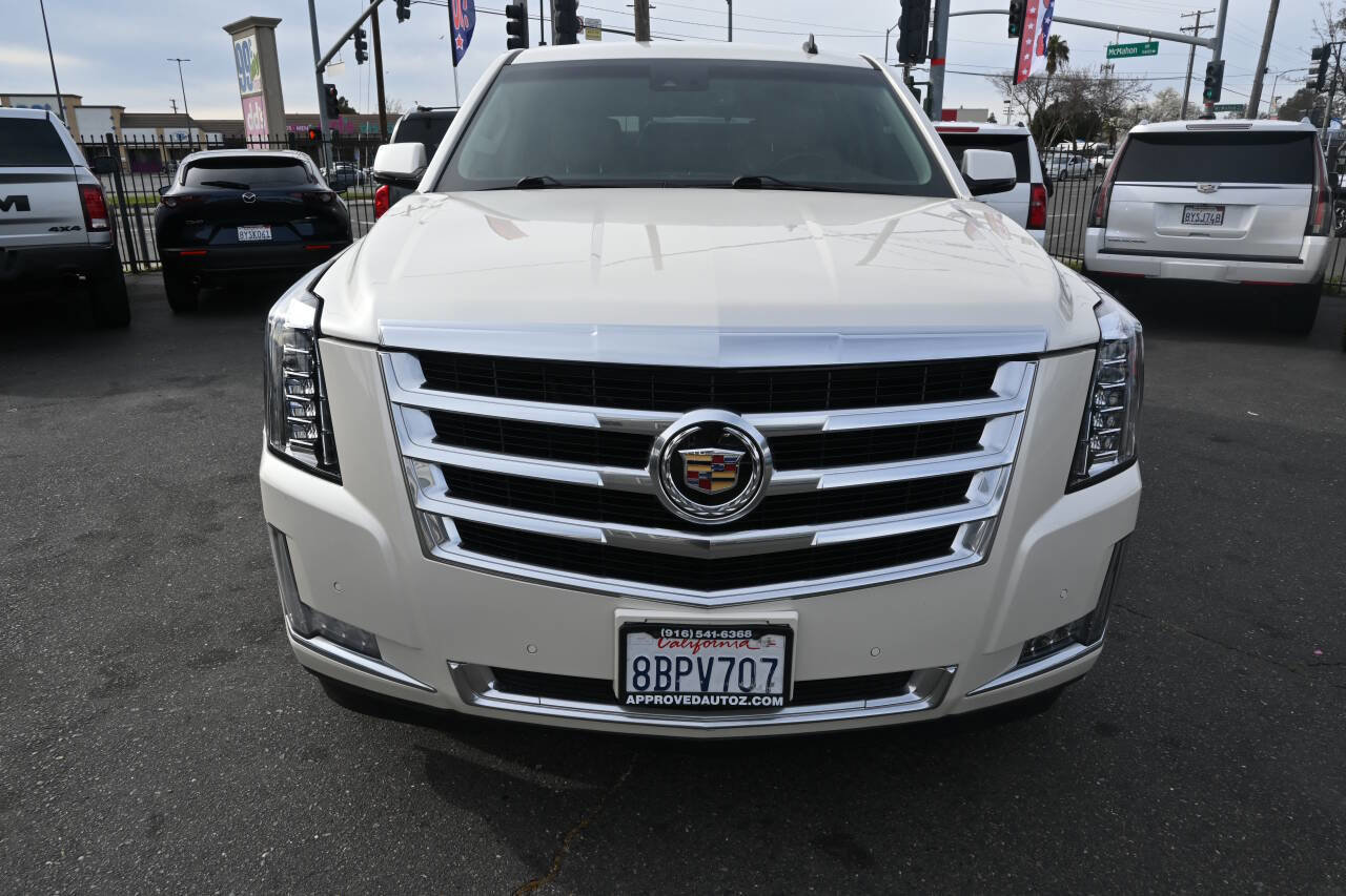 Used 2015 Cadillac Escalade Luxury RWD image 3