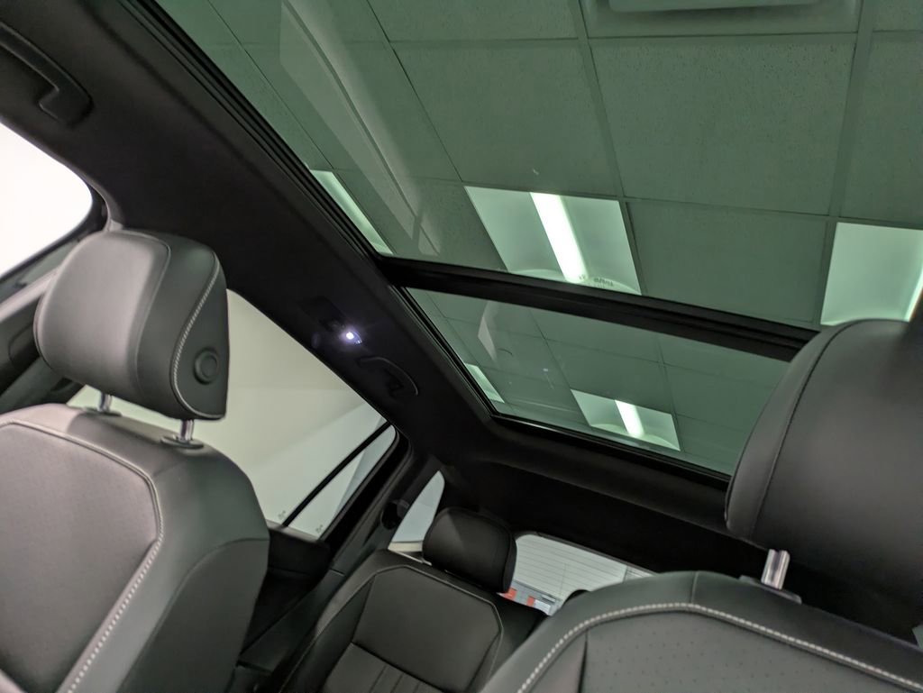Used 2023 Volkswagen Tiguan SE R-Line AWD/4WD image 22