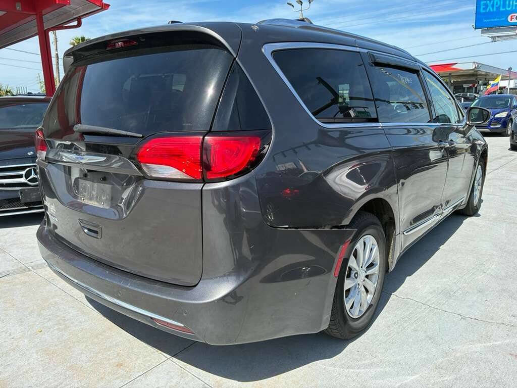 Used 2018 Chrysler Pacifica Touring-L FWD image 8