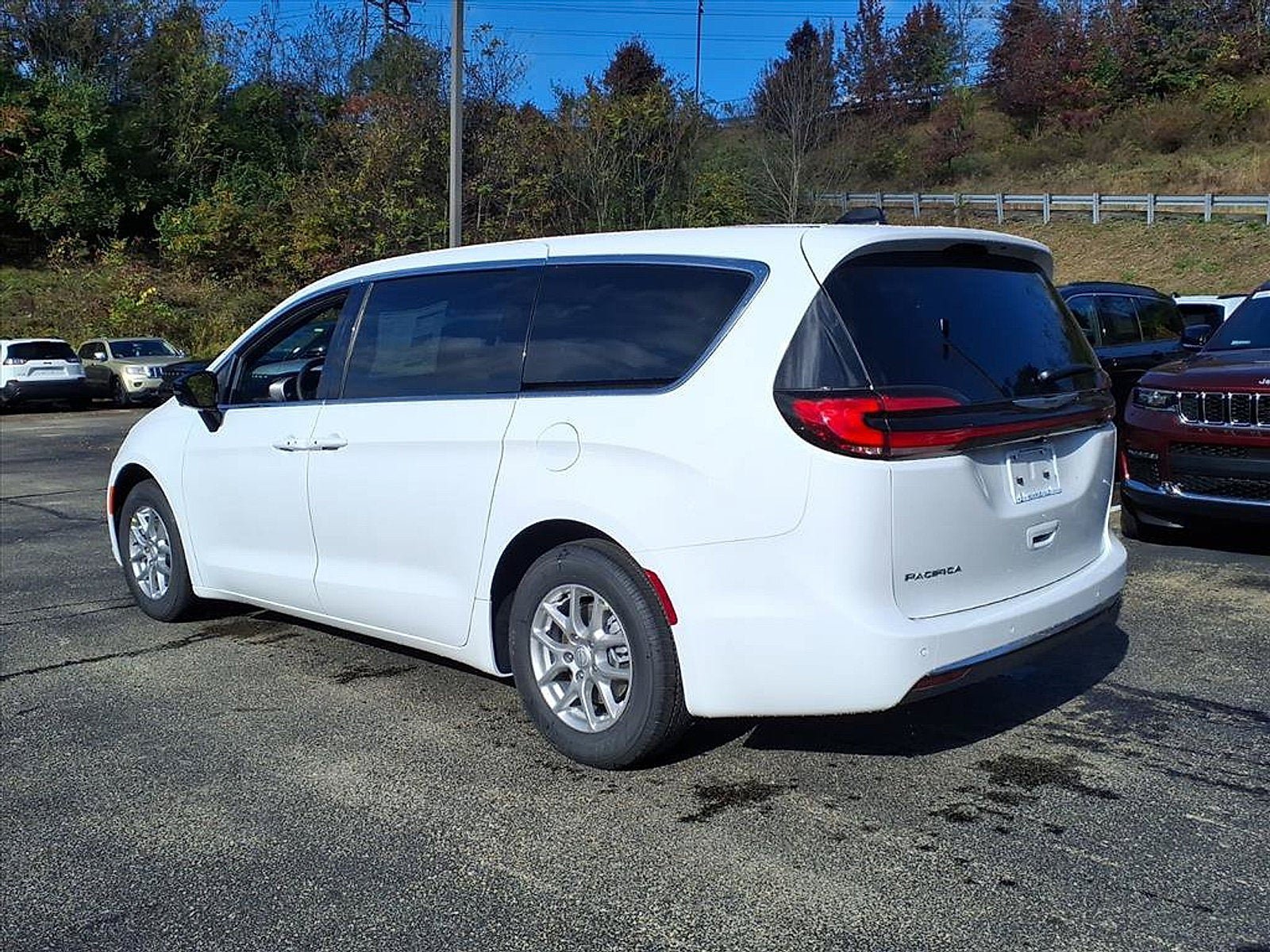 New 2026 Chrysler Pacifica Select FWD image 3