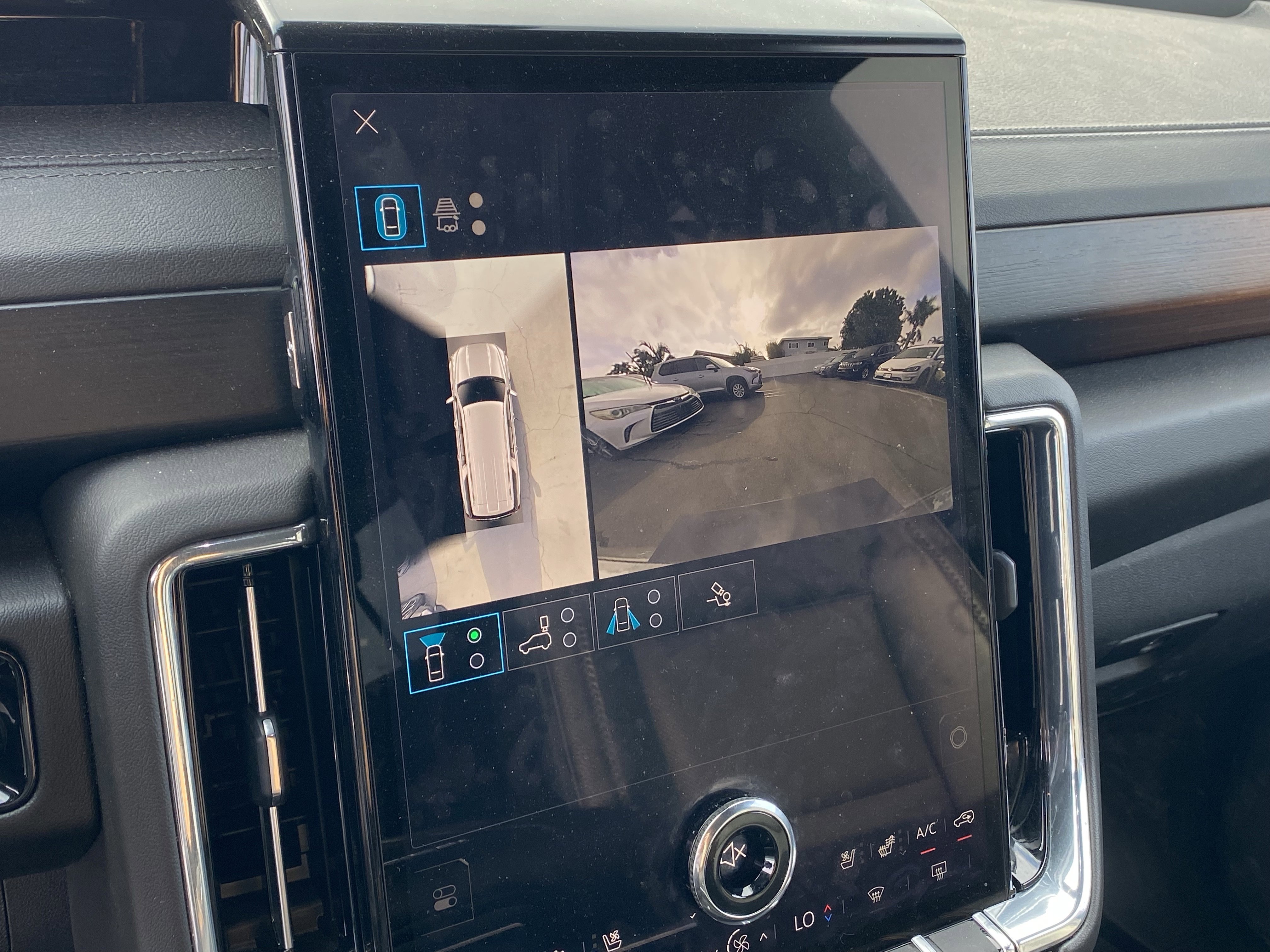 Used 2025 GMC Yukon XL Denali AWD/4WD image 7