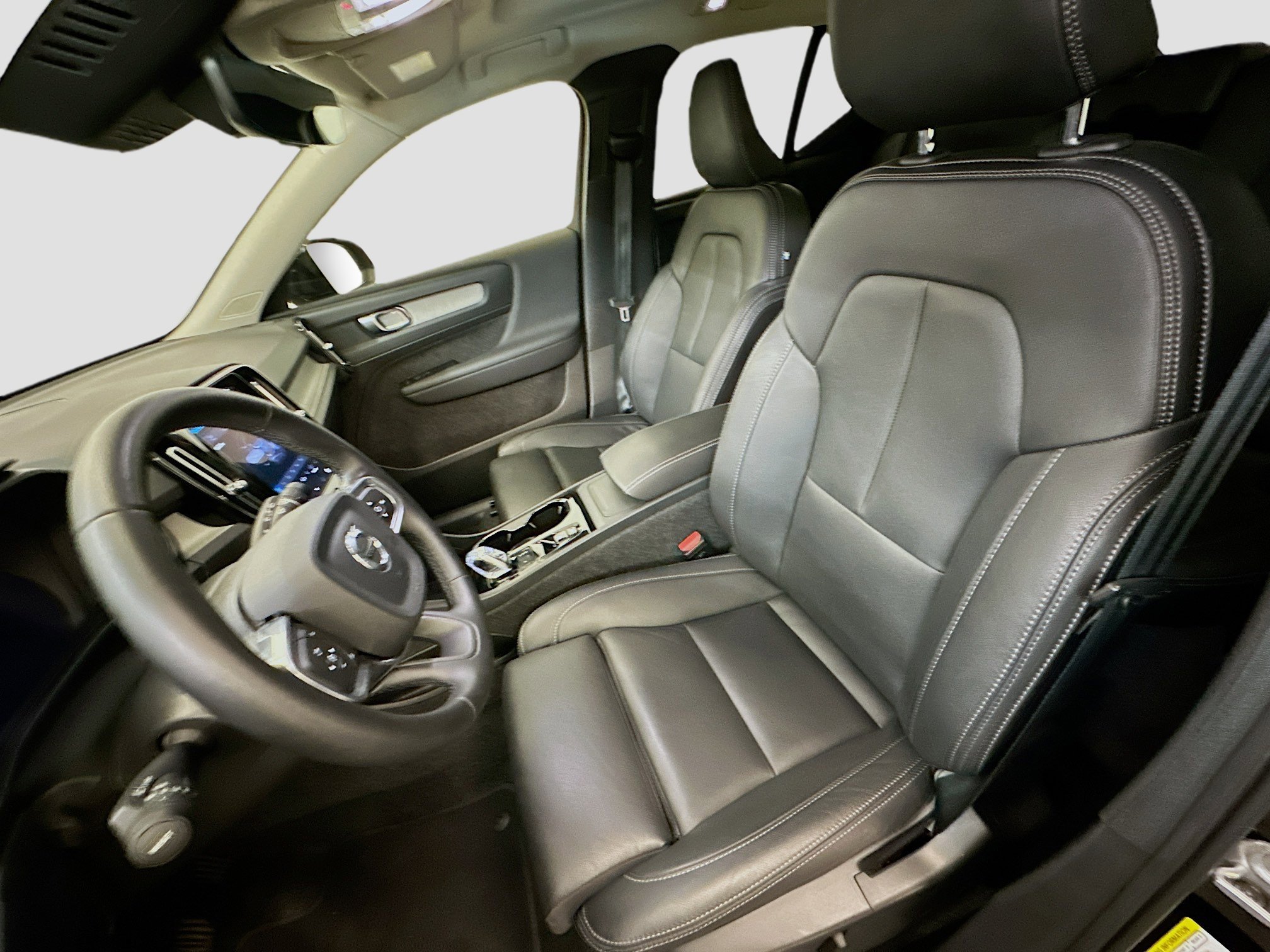 Used 2025 Volvo XC40 B5 Plus image 13