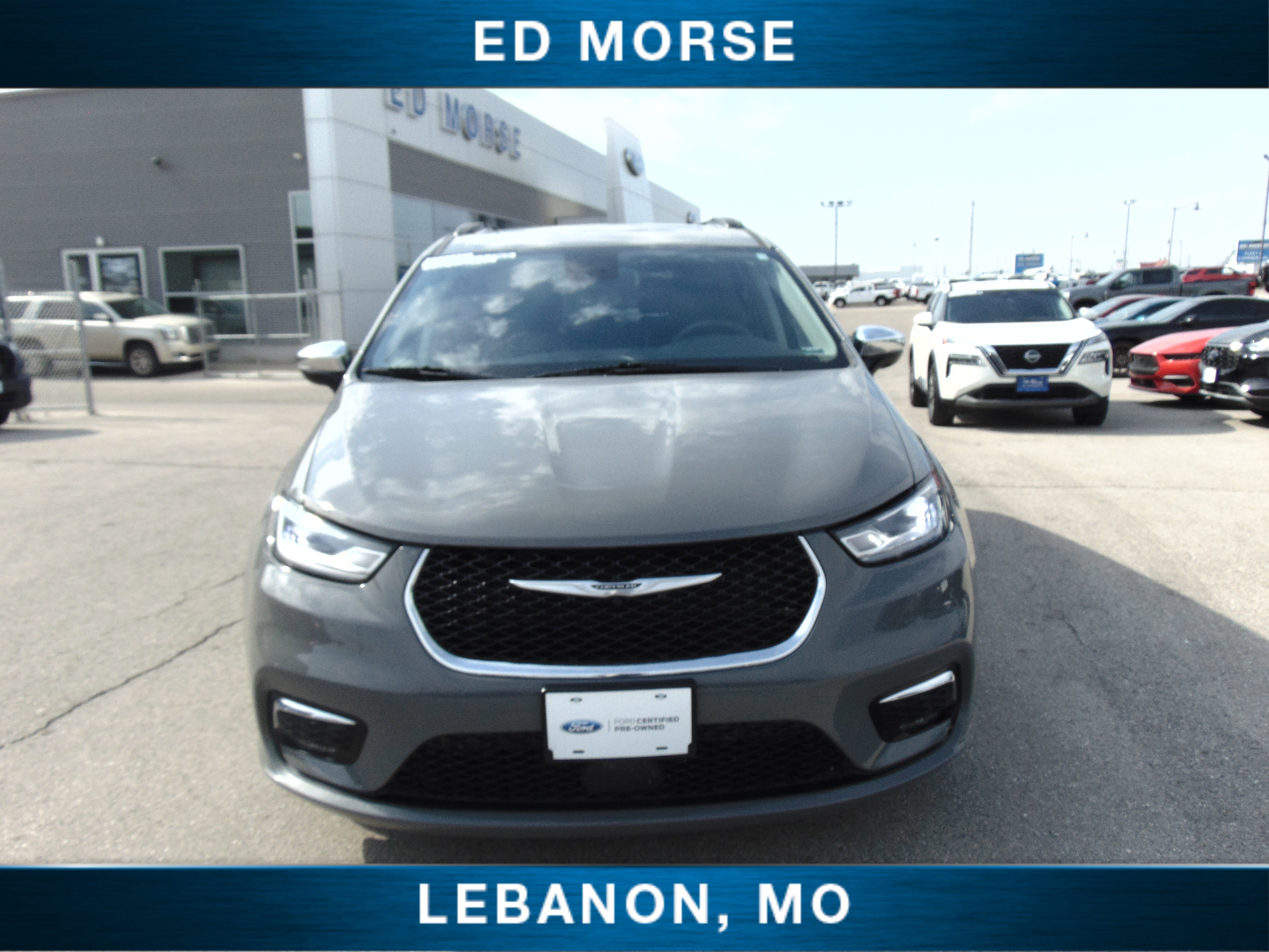 Used 2023 Chrysler Pacifica Limited image 3